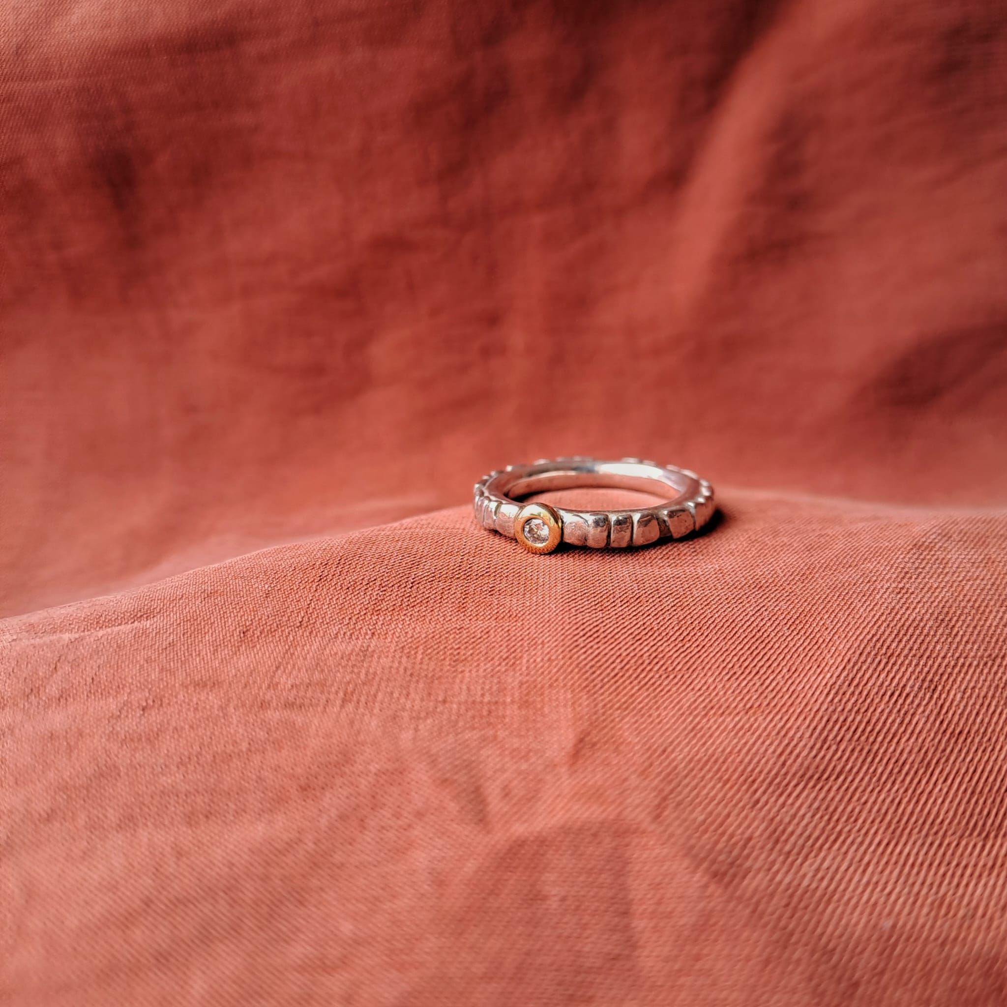 Anillo RUMI con bolita de oro 18k y diamante de laboratorio - Imagen 2