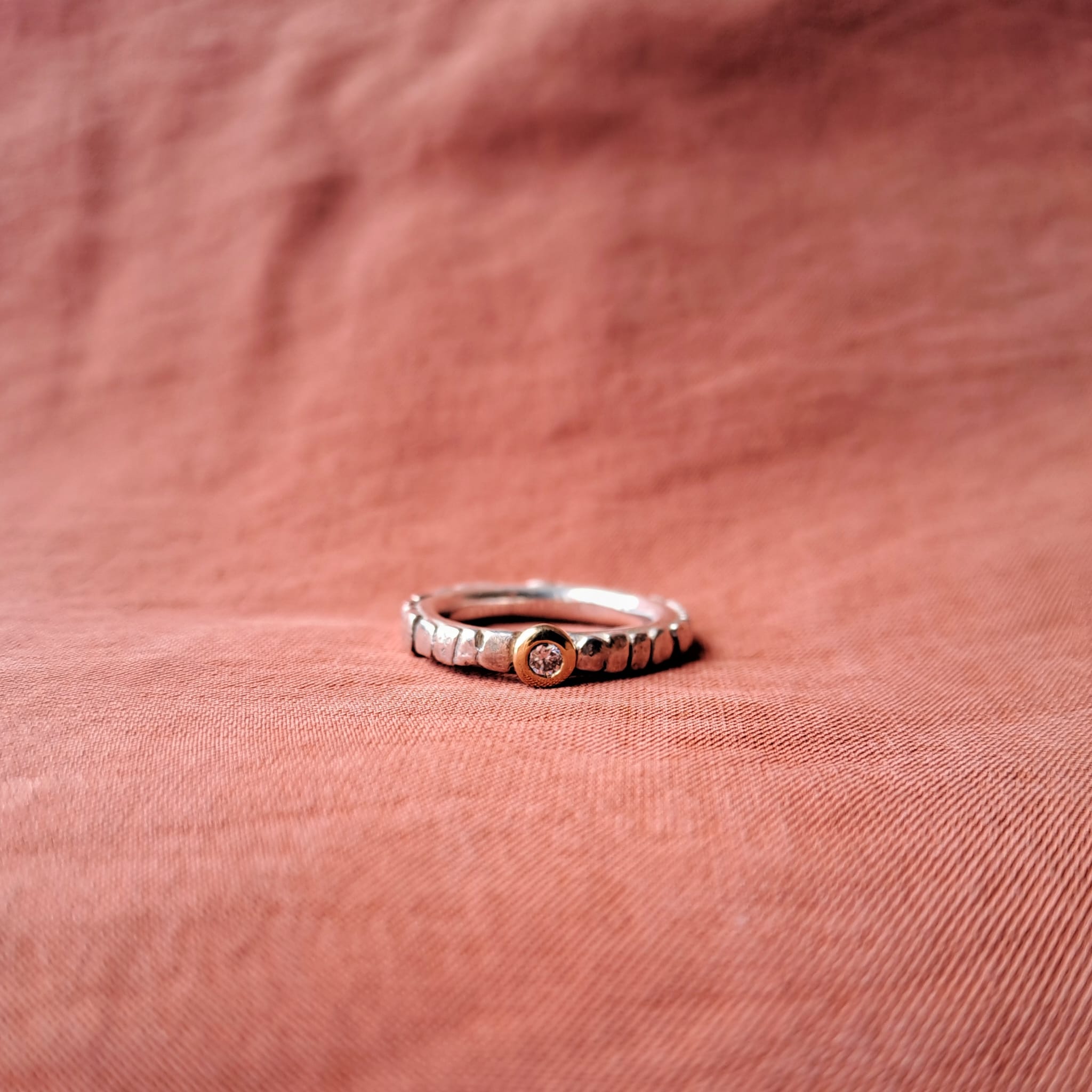 Anillo RUMI con bolita de oro 18k y diamante de laboratorio - Imagen 3