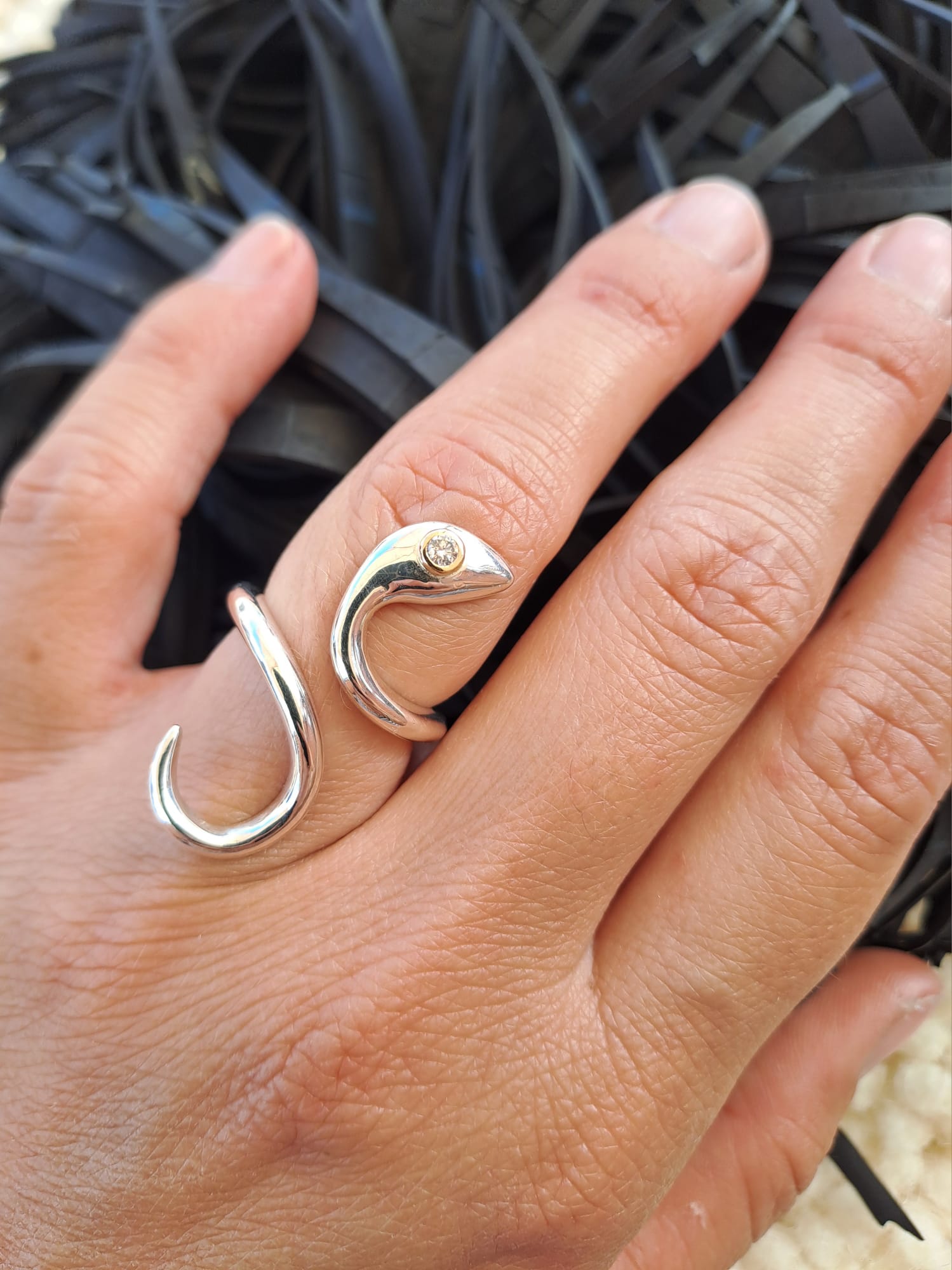 Anillo Anaconda con bolita de oro y diamante lab - Imagen 3